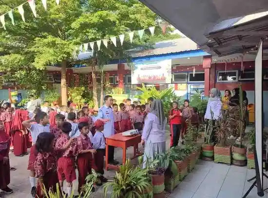 Kepala SD Negeri Maradekaya 2, Drs. Sudin, S.Pd, bersama guru dan siswa saat mengikuti senam pagi dalam rangka menyambut Hari Anak Nasional, Rabu (23/7/2025) Kepala SD Negeri Maradekaya 2, Drs. Sudin, S.Pd, bersama guru dan siswa saat mengikuti senam pagi dalam rangka menyambut Hari Anak Nasional, Rabu (23/7/2025)