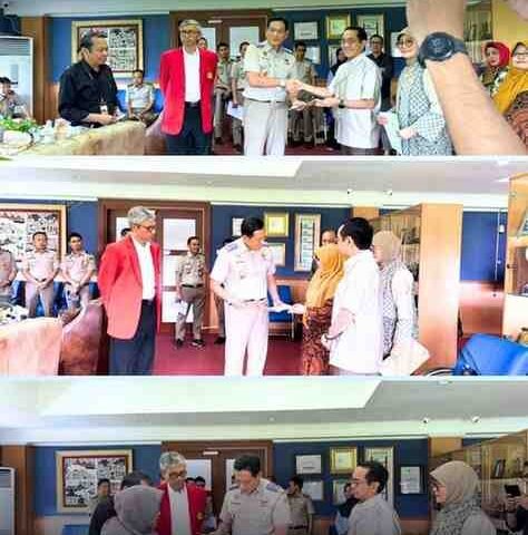 Plt Kakanwil BPN Sulsel, Andi Renald, didampingi Kepala Kantor Pertanahan Kota Makassar menyerahkan secara simbolis 6 sertipikat tanah perumahan dosen kepada Rektor Unhas, Prof Jamaluddin Jompa, di Rektorat Unhas, Selasa (9/9/2025).