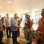 Keterangan gambar: Staf Ahli Kementerian ATR/BPN Deni Santo bersama Bupati TTS menyerahkan sertipikat PTSL kepada warga pada sosialisasi pendaftaran tanah ulayat di TTS, Kamis (18/9/2025)