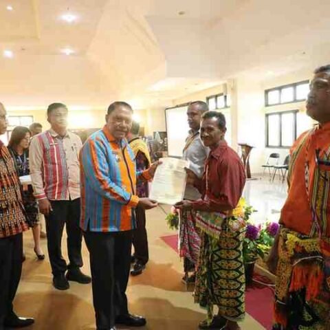 Keterangan gambar: Staf Ahli Kementerian ATR/BPN Deni Santo bersama Bupati TTS menyerahkan sertipikat PTSL kepada warga pada sosialisasi pendaftaran tanah ulayat di TTS, Kamis (18/9/2025)