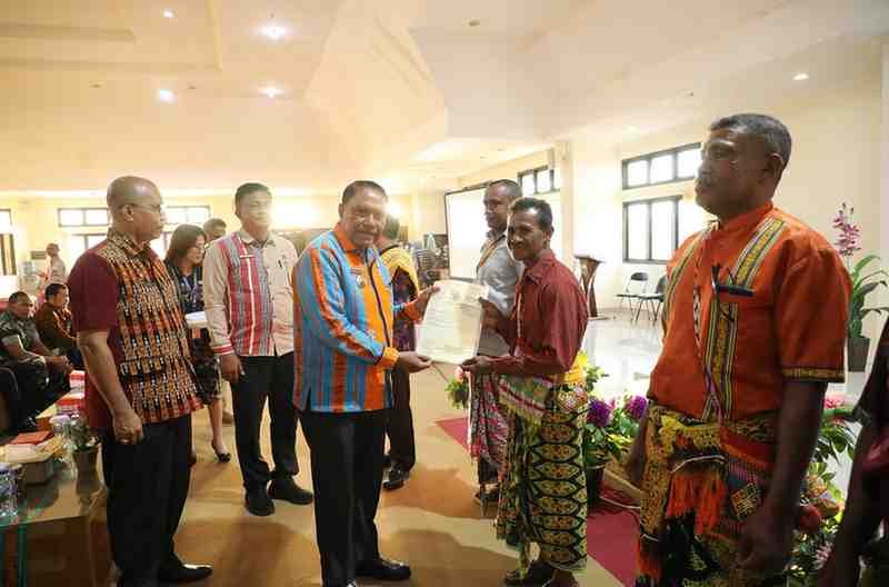 Keterangan gambar: Staf Ahli Kementerian ATR/BPN Deni Santo bersama Bupati TTS menyerahkan sertipikat PTSL kepada warga pada sosialisasi pendaftaran tanah ulayat di TTS, Kamis (18/9/2025)