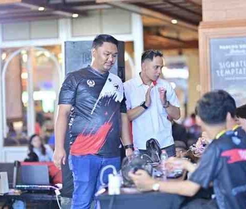 Skuad ESI Maros merayakan kelolosan tiga nomor—Mobile Legend, Free Fire, dan PUBG Mobile—pada kualifikasi Porprov XVIII Sulsel 2026 di Pelataran Mall Phinisi Point, Makassar, Sabtu (20/9/2025).