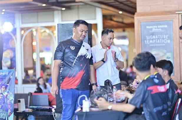 Skuad ESI Maros merayakan kelolosan tiga nomor—Mobile Legend, Free Fire, dan PUBG Mobile—pada kualifikasi Porprov XVIII Sulsel 2026 di Pelataran Mall Phinisi Point, Makassar, Sabtu (20/9/2025).