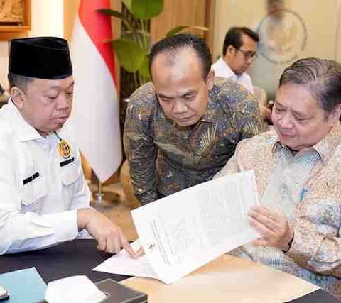 Menteri ATR/BPN Nusron Wahid memaparkan akselerasi digitalisasi 300 RDTR 2026 dalam Rakor Paket Ekonomi di Gedung Ali Wardhana, Jakarta, disaksikan Menteri Koordinator Bidang Perekonomian Airlangga Hartarto (kanan). Foto: Dok. ATR/BPN