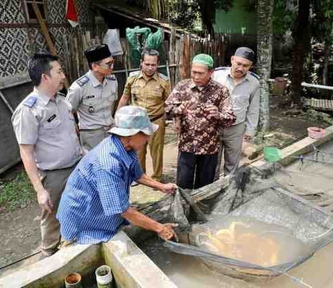 Kepala Desa Bandung memaparkan pengelolaan Reforma Agraria untuk wisata.