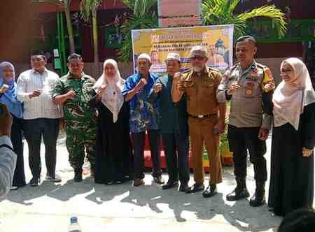 Guru SD Mardekayya II Tampil di Momentum Maulid, Nyanyikan Lagu Religius Hiburi Siswa 2 Kepala SD Mardekayya II Suddin berpose bersama guru-guru, Bhabinkamtibmas, dan Babinsa , Senin (29/9/2025), Makassar.