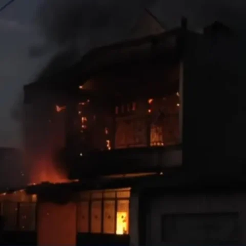 Rumah warga di Kandea 3, Kecamatan Tallo, Makassar, hangus terbakar pada Rabu (24/9/2025) sore usai bentrok antarkelompok. Tidak ada korban jiwa.