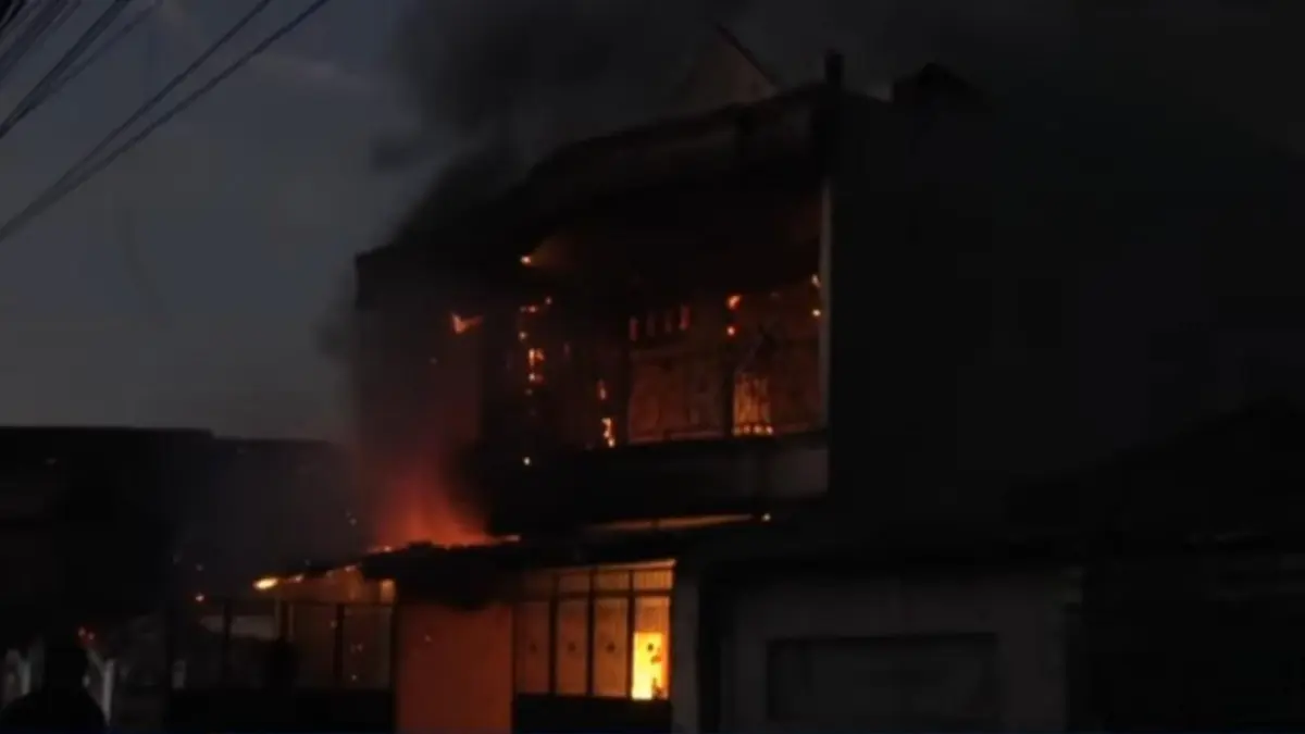 Rumah warga di Kandea 3, Kecamatan Tallo, Makassar, hangus terbakar pada Rabu (24/9/2025) sore usai bentrok antarkelompok. Tidak ada korban jiwa.