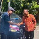 Nasran Mone menyerahkan kunci dan dokumen kendaraan dinas kepada Sekretaris DPRD Kota Makassar, H. Dahyal, di Sekretariat DPRD Makassar, Kamis (22/5/2025).