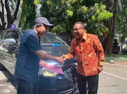 Nasran Mone menyerahkan kunci dan dokumen kendaraan dinas kepada Sekretaris DPRD Kota Makassar, H. Dahyal, di Sekretariat DPRD Makassar, Kamis (22/5/2025).