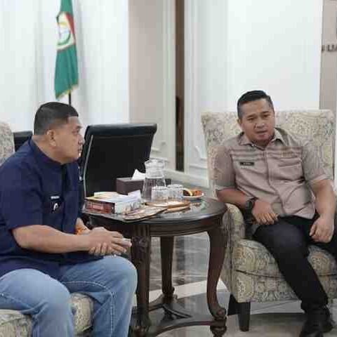 Wali Kota Makassar Munafri Arifuddin berbincang dengan Kepala Kantor Pertanahan (ATR/BPN) Kota Makassar, Adri Virly Rachman, usai rapat percepatan penertiban dan penyelamatan aset daerah di Balai Kota Makassar, Jumat (3/10/2025). (Dok. ist)