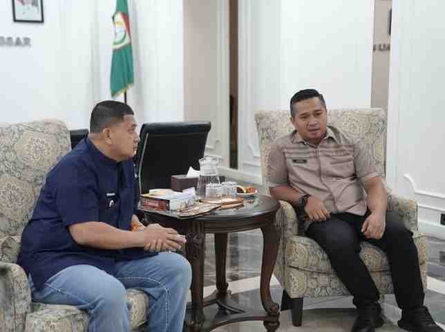 Wali Kota Makassar Munafri Arifuddin berbincang dengan Kepala Kantor Pertanahan (ATR/BPN) Kota Makassar, Adri Virly Rachman, usai rapat percepatan penertiban dan penyelamatan aset daerah di Balai Kota Makassar, Jumat (3/10/2025). (Dok. ist)