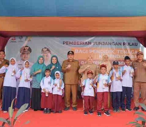 Wali Kota Makassar Munafri Arifuddin bersama Melinda Aksa dan Kadis Pendidikan Kota Makassar Achi Soleman menyerahkan paket seragam gratis kepada siswa SD dan SMP di Pulau Kodingareng, Kecamatan Kepulauan Sangkarrang, Senin (6/10/2025). Anak-anak terlihat antusias usai menerima seragam, tas, dan tumbler.