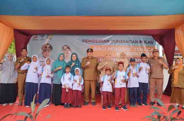 Wali Kota Makassar Munafri Arifuddin bersama Melinda Aksa dan Kadis Pendidikan Kota Makassar Achi Soleman menyerahkan paket seragam gratis kepada siswa SD dan SMP di Pulau Kodingareng, Kecamatan Kepulauan Sangkarrang, Senin (6/10/2025). Anak-anak terlihat antusias usai menerima seragam, tas, dan tumbler.