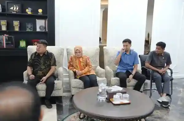 Suasana rapat Wali Kota dan Komisi D DPRD Makassar membahas SPMB 2025 di Balai Kota.