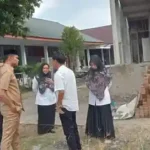 Anggota DPRD Kota Makassar Adi Akbar meninjau SMPN 18 Makassar di Jl. Hartaco Indah, memeriksa kesiapan SPMB 2025 serta kondisi ruang kelas, Rabu (14/5/2025). Foto: Istimewa