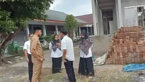 Anggota DPRD Kota Makassar Adi Akbar meninjau SMPN 18 Makassar di Jl. Hartaco Indah, memeriksa kesiapan SPMB 2025 serta kondisi ruang kelas, Rabu (14/5/2025). Foto: Istimewa