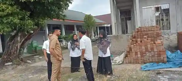 Anggota DPRD Kota Makassar Adi Akbar meninjau SMPN 18 Makassar di Jl. Hartaco Indah, memeriksa kesiapan SPMB 2025 serta kondisi ruang kelas, Rabu (14/5/2025). Foto: Istimewa