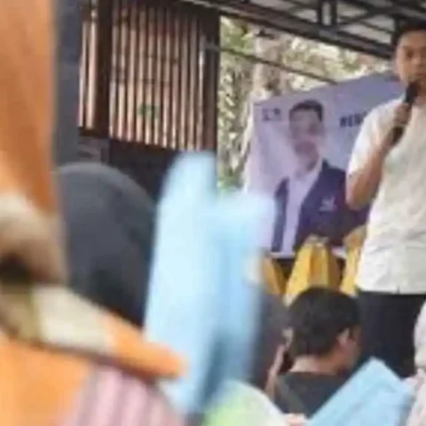 Anggota DPRD Kota Makassar dari Fraksi NasDem, Andi Odhika Cakra Satriawan, menyampaikan sikap Fraksi terkait rencana perubahan Juknis pemilihan Ketua RW, Sabtu (17/5/2025). Foto: Istimewa