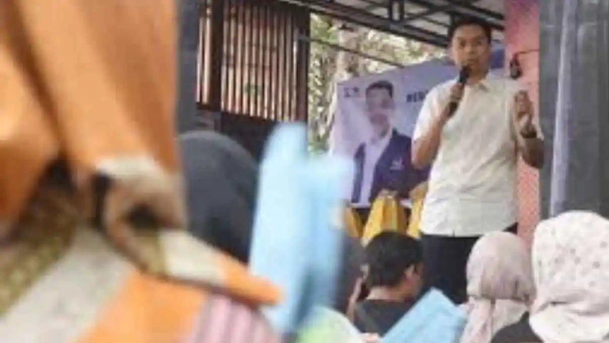 Anggota DPRD Kota Makassar dari Fraksi NasDem, Andi Odhika Cakra Satriawan, menyampaikan sikap Fraksi terkait rencana perubahan Juknis pemilihan Ketua RW, Sabtu (17/5/2025). Foto: Istimewa