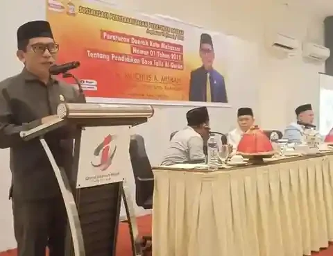 Anggota DPRD Makassar Muchlis Misbah memaparkan urgensi Perwali turunan Perda 1/2012 pada sesi sosialisasi di Hotel Grand Imawan, Kamis (12/06/2025).