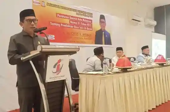 Anggota DPRD Makassar Muchlis Misbah memaparkan urgensi Perwali turunan Perda 1/2012 pada sesi sosialisasi di Hotel Grand Imawan, Kamis (12/06/2025).