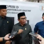 Anggota Komisi A DPRD Makassar, A. Muchlis Misbah, berbincang dengan para camat usai RDP membahas mekanisme baru pemilihan RT/RW, Kamis (12/06/2025).