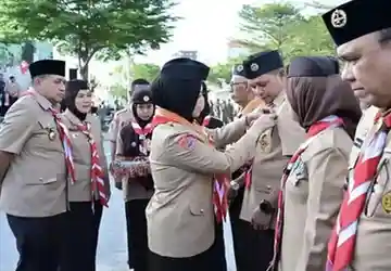 Apel Besar Hari Pramuka ke 64 di Losari Ketua DPRD Supratman Dampingi Fatmawati Rusdi Serahkan KTA kepada Wali Kota dan Wakil Wali Kota 1