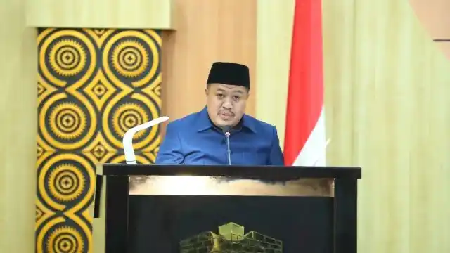 Ketua Komisi D DPRD Makassar, Ari Ashari Ilham, memberi keterangan pers terkait gangguan SPMB SMP usai rapat paripurna, Senin (30/06/2025).