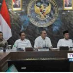 Menteri ATR/Kepala BPN Nusron Wahid bersama Menko Pangan Zulkifli Hasan saat Rakortas percepatan kawasan swasembada pangan, energi, dan air nasional di Wanam, Papua Selatan, Jakarta, Senin (29/9/2025).