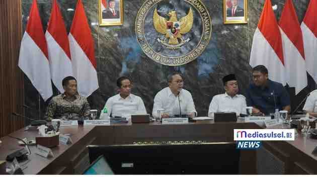Menteri ATR/Kepala BPN Nusron Wahid bersama Menko Pangan Zulkifli Hasan saat Rakortas percepatan kawasan swasembada pangan, energi, dan air nasional di Wanam, Papua Selatan, Jakarta, Senin (29/9/2025).