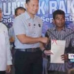 Wamen ATR/Waka BPN Ossy Dermawan bersama Menko IPK Agus Harimurti Yudhoyono (AHY) menyerahkan 10 sertipikat tanah secara simbolis pada acara Penyerahan Sertipikat Tanah untuk Rakyat di KAN Kuranji, Padang, Selasa (30/9/2025).