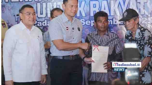 Wamen ATR/Waka BPN Ossy Dermawan bersama Menko IPK Agus Harimurti Yudhoyono (AHY) menyerahkan 10 sertipikat tanah secara simbolis pada acara Penyerahan Sertipikat Tanah untuk Rakyat di KAN Kuranji, Padang, Selasa (30/9/2025).