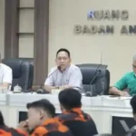 Ketua Komisi B Ismail memimpin RDP gabungan dengan Komisi A membahas aduan konsumen dan perizinan ritel di DPRD Makassar.