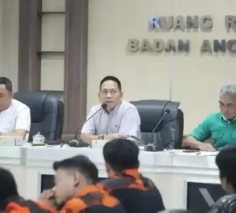 Ketua Komisi B Ismail memimpin RDP gabungan dengan Komisi A membahas aduan konsumen dan perizinan ritel di DPRD Makassar.