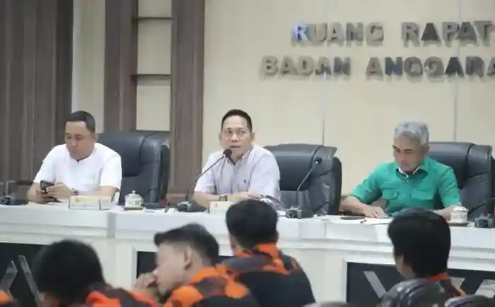 Ketua Komisi B Ismail memimpin RDP gabungan dengan Komisi A membahas aduan konsumen dan perizinan ritel di DPRD Makassar.