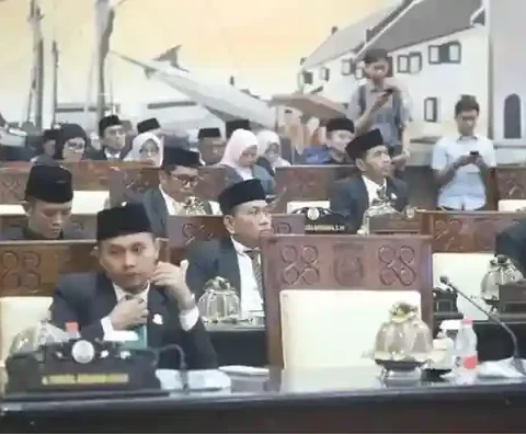 Suasana Rapat Paripurna DPRD Kota Makassar saat penyampaian rekomendasi atas LKPJ Wali Kota 2024, Selasa (27/05/2025).