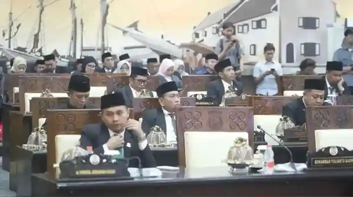 Suasana Rapat Paripurna DPRD Kota Makassar saat penyampaian rekomendasi atas LKPJ Wali Kota 2024, Selasa (27/05/2025).