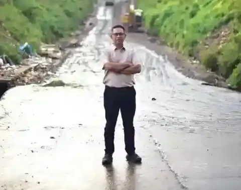 Foto-Ketua-DPRD-Makassar-Supratman-berdiri-di-jalan-akses-TPA-Tamangapa (1)