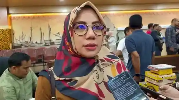 Legislator PPP DPRD Makassar, Umiyati, menyampaikan sikap fraksi soal rencana daycare ASN. Ia mendorong pilot project di ruang Balai Kota dengan SDM terlatih sebelum opsi pembangunan gedung baru (Foto: istimewa).