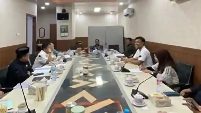 Foto rapat koordinasi Pemkot dan DPRD Makassar terkait persoalan SPMB 2025 1
