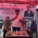 Anggota DPRD Kota Makassar, H. Ruslan Lallo, berdialog dengan warga saat reses di Kecamatan Tallo, Kamis (20/6/2025). Tampak lurah setempat dan unsur Tripika mendampingi jalannya forum aspirasi (Foto: istimewa).