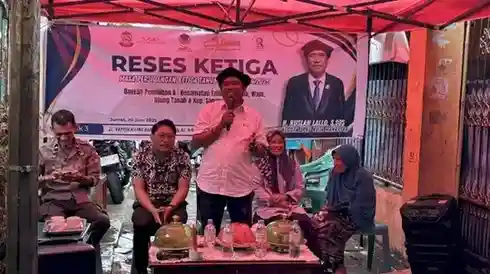 Anggota DPRD Kota Makassar, H. Ruslan Lallo, berdialog dengan warga saat reses di Kecamatan Tallo, Kamis (20/6/2025). Tampak lurah setempat dan unsur Tripika mendampingi jalannya forum aspirasi (Foto: istimewa).