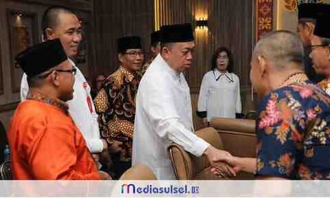 Menteri ATR/BPN Nusron Wahid berbincang dengan perwakilan organisasi keagamaan di Aula Kantor Wilayah BPN Provinsi Sumatra Selatan, Jumat (10/10/2025). Dalam kesempatan itu, ia mendorong percepatan sertipikasi tanah wakaf dan rumah ibadah sebagai langkah melindungi aset keagamaan dan memperkuat sinergi antara pemerintah dengan lembaga keagamaan di daerah.