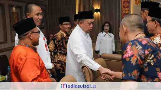 Menteri ATR/BPN Nusron Wahid berbincang dengan perwakilan organisasi keagamaan di Aula Kantor Wilayah BPN Provinsi Sumatra Selatan, Jumat (10/10/2025). Dalam kesempatan itu, ia mendorong percepatan sertipikasi tanah wakaf dan rumah ibadah sebagai langkah melindungi aset keagamaan dan memperkuat sinergi antara pemerintah dengan lembaga keagamaan di daerah.