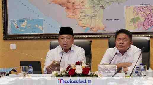 Menteri ATR/BPN Nusron Wahid berbicara dalam Rapat Koordinasi bersama Gubernur, Bupati, dan Wali Kota se-Sumatera Selatan di Palembang, Kamis (9/10/2025). Dalam kesempatan itu, ia menegaskan pentingnya penyelesaian tuntas berbagai persoalan pertanahan di daerah, sekaligus menawarkan solusi hukum melalui skema HGB di atas HPL bagi aset pemerintah daerah yang telah lama dikuasai masyarakat.