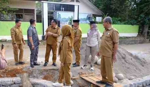 Bupati Gowa, Sitti Husniah Talenrang (tengah), didampingi Kepala Dinas PUPR Gowa, Rusdy Alimuddin (kanan), meninjau pembangunan drainase di Jalan Veteran Bakung, Kelurahan Samata, Kecamatan Somba Opu, Selasa (16/9/2025). — Foto: Dok. Dinas PUPR Gowa Bupati Gowa, Sitti Husniah Talenrang (tengah), didampingi Kepala Dinas PUPR Gowa, Rusdy Alimuddin (kanan), meninjau pembangunan drainase di Jalan Veteran Bakung, Kelurahan Samata, Kecamatan Somba Opu, Selasa (16/9/2025). — Foto: Dok. Dinas PUPR Gowa