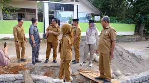 Bupati Gowa, Sitti Husniah Talenrang (tengah), didampingi Kepala Dinas PUPR Gowa, Rusdy Alimuddin (kanan), meninjau pembangunan drainase di Jalan Veteran Bakung, Kelurahan Samata, Kecamatan Somba Opu, Selasa (16/9/2025). — Foto: Dok. Dinas PUPR Gowa Bupati Gowa, Sitti Husniah Talenrang (tengah), didampingi Kepala Dinas PUPR Gowa, Rusdy Alimuddin (kanan), meninjau pembangunan drainase di Jalan Veteran Bakung, Kelurahan Samata, Kecamatan Somba Opu, Selasa (16/9/2025). — Foto: Dok. Dinas PUPR Gowa