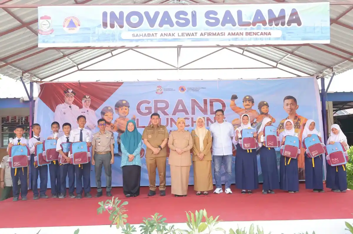 Wali Kota Makassar Munafri Arifuddin dan Wakil Wali Kota Aliyah Mustika Ilham bersama pelajar pada launching Inovasi SALAMA di Makassar, Selasa 30 September 2025 (dok ist