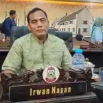 Ketua Fraksi PPP DPRD Makassar, Irwan Hasan, berdialog dengan warga Rajawali membahas banjir dan akses pendidikan, Senin (23/06/2025).